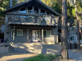 Mountain Lakehouse，位于Crestline的酒店