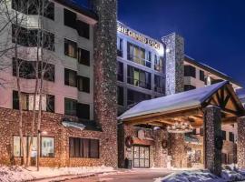 Grand Lodge Crested Butte，位于克雷斯特德比特的酒店
