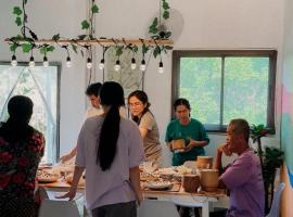 Positive Energy Homestay and Guide in Chiangkhan，位于清刊的青旅