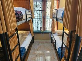 Lovina Guesthouse Mai Family，位于新加拉惹的酒店