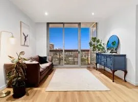 Awesome Melbourne Family Haven with Rooftop Pool