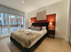 Chic & Cozy Chertsey Flat with Free Parking & WiFi，位于彻特西的酒店