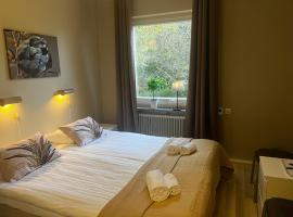 奥罗拉住宿加早餐酒店，位于锡姆里斯港的带停车场的酒店