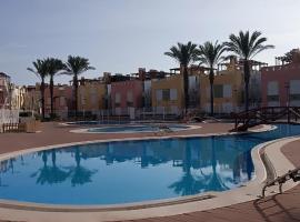 Luxury homes bajo laguna beach and pool vera，位于Los Amarguillos的酒店