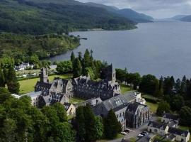 The Classrooms, Loch Ness Abbey - 142m2 Lifestyle & Heritage apartment - Pool & Spa - The Highland Club - Resort on lake shores，位于奥古斯都堡的度假村