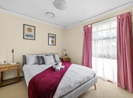Tranquil Queen Room - Centrally Located at Milperra - Shared Bathroom
