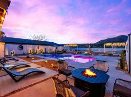 HUGE House in Joshua Tree/Yucca Valley with Pool & Hot Tub