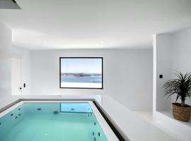 Villa with fantastic terrace-sea views，位于萨鲁的酒店