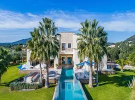 Spacious villa with infinity pool