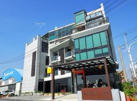 湾稻旅居，位于东港的带泳池的酒店