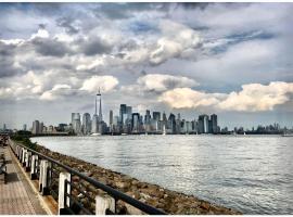 Escape to Spectacular Skyline 12Mints From NYCity，位于西纽约的酒店