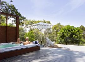 Waterfall Lodge Maleny Timeless Grandeur & Luxury，位于马莱尼的酒店