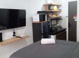 FREE WIFI, NETFLIX, SMART TV, MINERAL WATER, AMENITIES - Studio with Foldable Wall Bed at Serpong Garden Apt，位于Cisauk 1的酒店