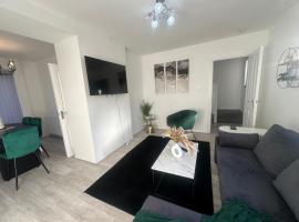 Modern 3-Bed Near Manchester Airport with Parking, Ideal for Long Stays，位于威森肖的酒店