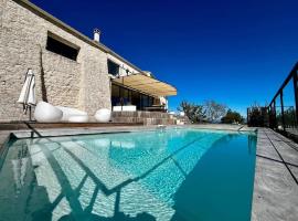 Villa d'Exception avec Vue Panoramique et Piscine，位于Sampzon的酒店