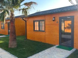 Some Tiny House Boutique Hotel，位于哈塔伊的小屋