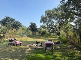 Salanville, 2BR Pet-Friendly Farm 5km to Rajpur，位于德拉敦的酒店