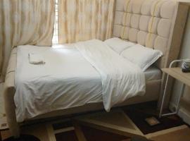 Classy Spacious Studio - Waiyaki Way，位于Rungiri的酒店