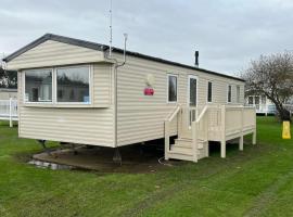 Superb Caravan With Wifi At Broadland Sands Park, Suffolk Ref 20140Bs，位于Hopton on Sea的酒店