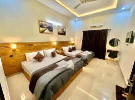 Royal Inn Chalet-BNB Family House Stadium Road，位于卡拉奇的酒店