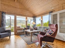 Koselig hytte i Lofoten, sjø, fjellutsikt, parkering，位于Laukvik的酒店