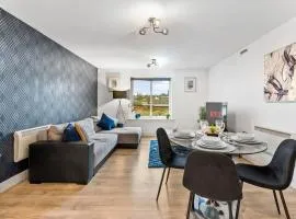 30 percent off! Stylish Apartment in Dewsbury with Parking