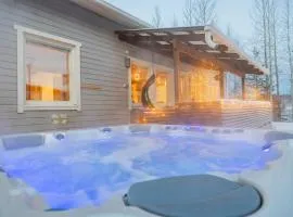 Aurora Jacuzzi Lodge