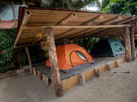 La Casa Mompiche Camping & Dorm，位于莫姆皮切的酒店