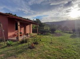 Vila Sincorá - Chalé para 4 pessoas com cozinha a 2 km da portaria da Cachoeira do Buracão，位于伊比科阿拉的酒店