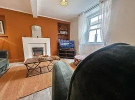 BOURNE COTTAGE, Stylish 3 bed Property - Sleeps 6- Very close to Pubs and Restaurants, Pet Friendly