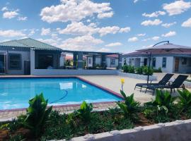 Mafikeng Boutique Lodge，位于梅富根的带停车场的酒店