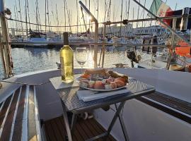 Lisboa Sailing Tours - Night on board - Alcantara，位于里斯本的酒店