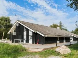 Cozy Home In Hirtshals With Kitchen