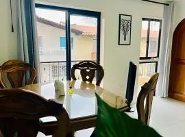 ApartaEstudio con balcón e iluminado Cerca de todo