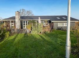 3 Bedroom Cozy Home In Nibe，位于Nibe的酒店