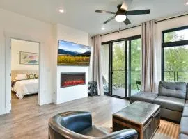 Après Shores Penthouse: Upscale Riverfront Retreat, Wrap-Around Balcony