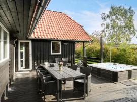 Cozy Home In Juelsminde With Sauna，位于森讷比的酒店