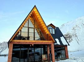 Grand Mountain Cottage，位于卡兹贝吉的酒店