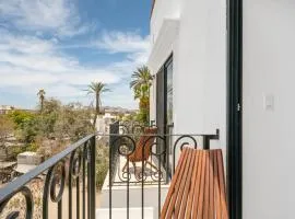 Pineda Suite # 301 with Great Location, Rooftop, Private Parking and Housekeping