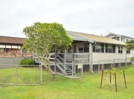 Sunshine Cottage - Bring your own linen.