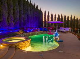 Fallbrook's Heavenly Estate - A Family Paradise，位于福尔布鲁克的酒店