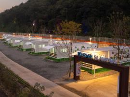 Hwaseong Refreshing Glamping&Caravan，位于华城市的豪华帐篷营地