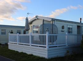 3 Bedroom Mersea Beach Retreat-Getaway by the Sea，位于西默西的酒店