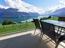 Traumblick auf den Thunersee und die Berge，位于Krattigen的酒店