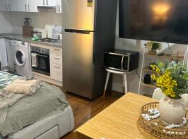 Dog friendly new humble abode In hotspot location，位于Budgewoi的酒店