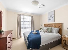 Private Ensuite Queen Room - Centrally Located at Milperra