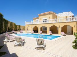 Luxurious villa 1,5 kilometers from Costa Adeje，位于阿德耶的酒店