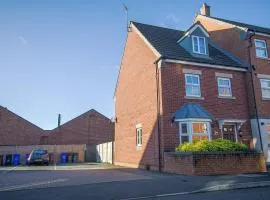 Comfortable 4 Bed Modern Townhouse with Parking