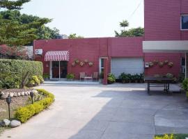 Tea House 2BHK Near Rock Garden and Sukhna Lake，位于钱德加尔的别墅