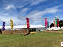 Silverstone Glamping and Pre-Pitched Camping with intentsGP，位于银石的露营地